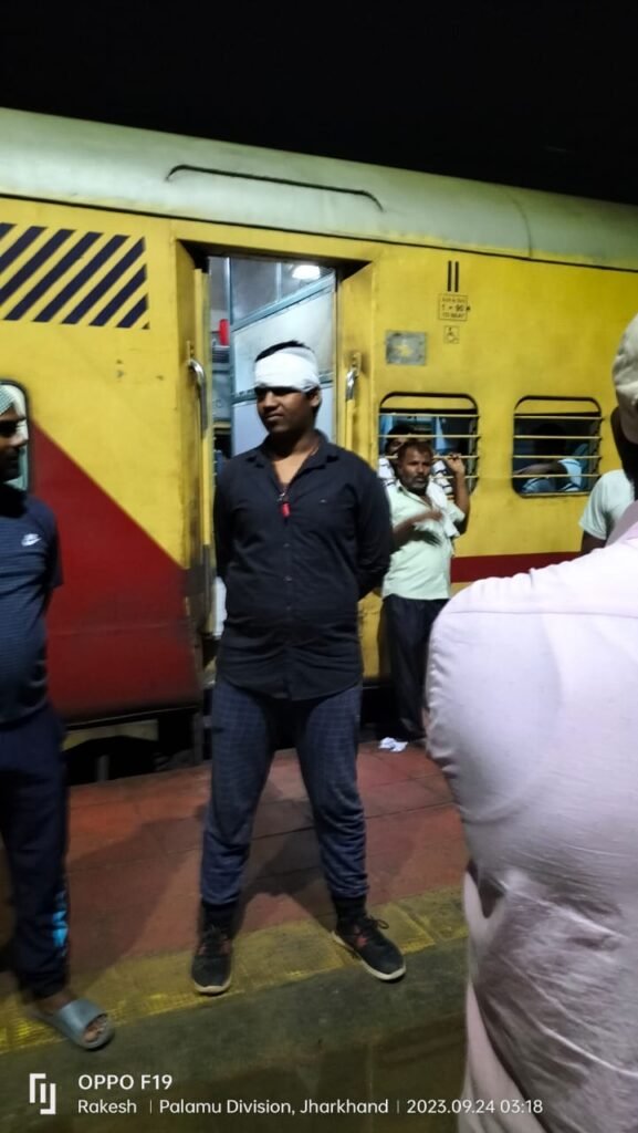 लातेहार और बरवाडीह स्टेशन के बीच जम्मूतवी एक्सप्रेस में जमकर लूटपाट:फायरिंग में 2 घायल। लातेहार और बरवाडीह स्टेशन के बीच जम्मूतवी एक्सप्रेस में जमकर लूटपाट:फायरिंग में 2 घायल।
