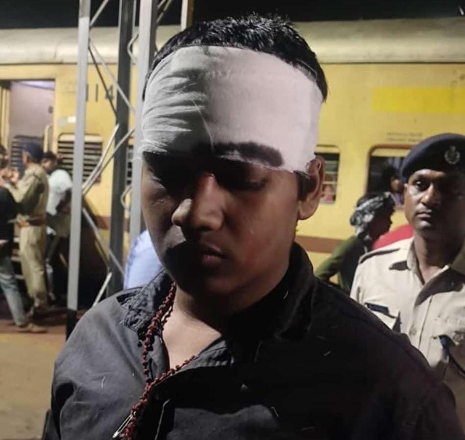 लातेहार और बरवाडीह स्टेशन के बीच जम्मूतवी एक्सप्रेस में जमकर लूटपाट:फायरिंग में 2 घायल। लातेहार और बरवाडीह स्टेशन के बीच जम्मूतवी एक्सप्रेस में जमकर लूटपाट:फायरिंग में 2 घायल।