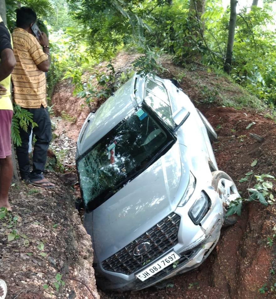 तेज रफ्तार अनियंत्रित होकर कार हुआ दुर्घटनाग्रस्त:चालक बाल बाल बचा,मामूलीहुआ घायल। तेज रफ्तार अनियंत्रित होकर कार हुआ दुर्घटनाग्रस्त:चालक बाल बाल बचा,मामूलीहुआ घायल।