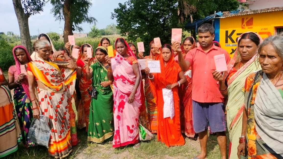 पलामू में नहीं थम रही डिलरो की मनमानी: कम राशन देने व दुर्व्यवहार से लाभुको में हैं आक्रोश। पलामू में नहीं थम रही डिलरो की मनमानी: कम राशन देने व दुर्व्यवहार से लाभुको में हैं आक्रोश।