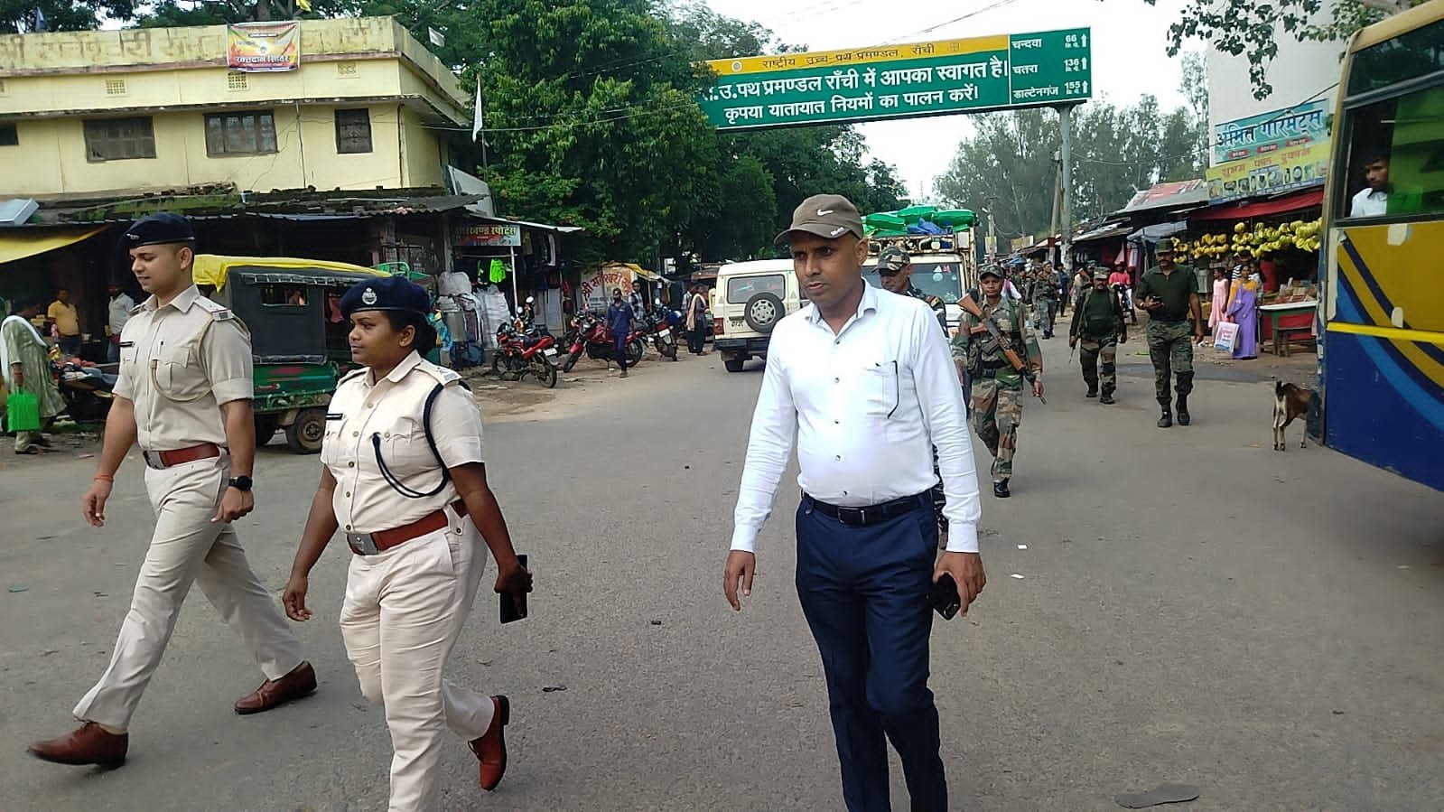 ईद - ए - मिलादुन्नबी त्योहार को लेकर घाघरा थाना परिसर में हुई शांति समिति की बैठक। ईद - ए - मिलादुन्नबी त्योहार को लेकर घाघरा थाना परिसर में हुई शांति समिति की बैठक।
