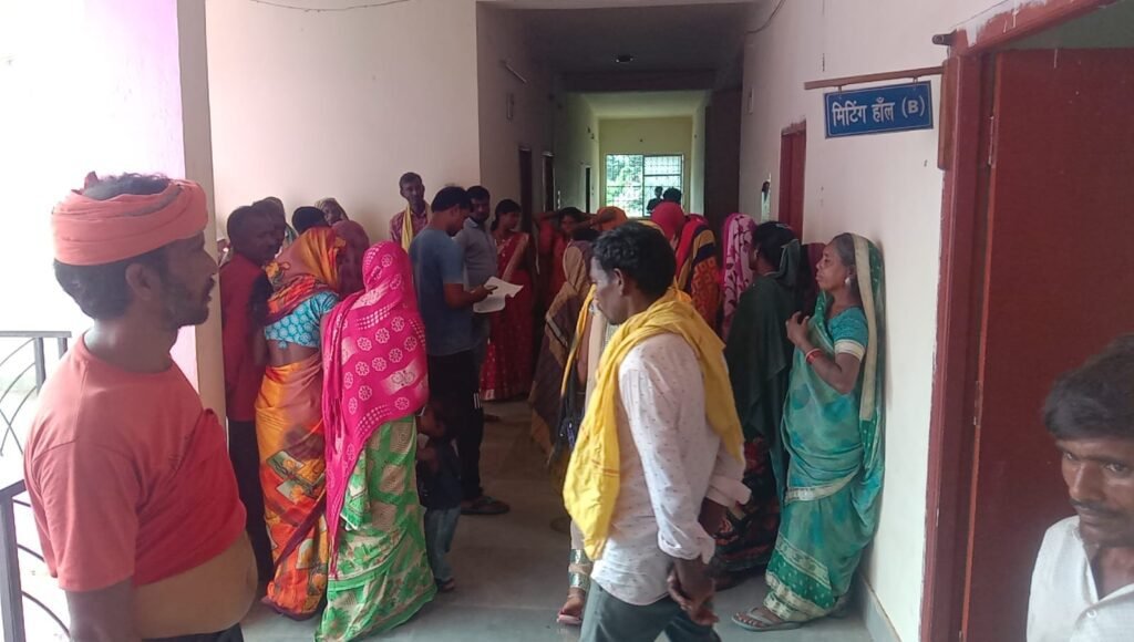 कार्डधारियों को राशन नहीं मिलने पर डीलर के विरोध में किया हंगामा।