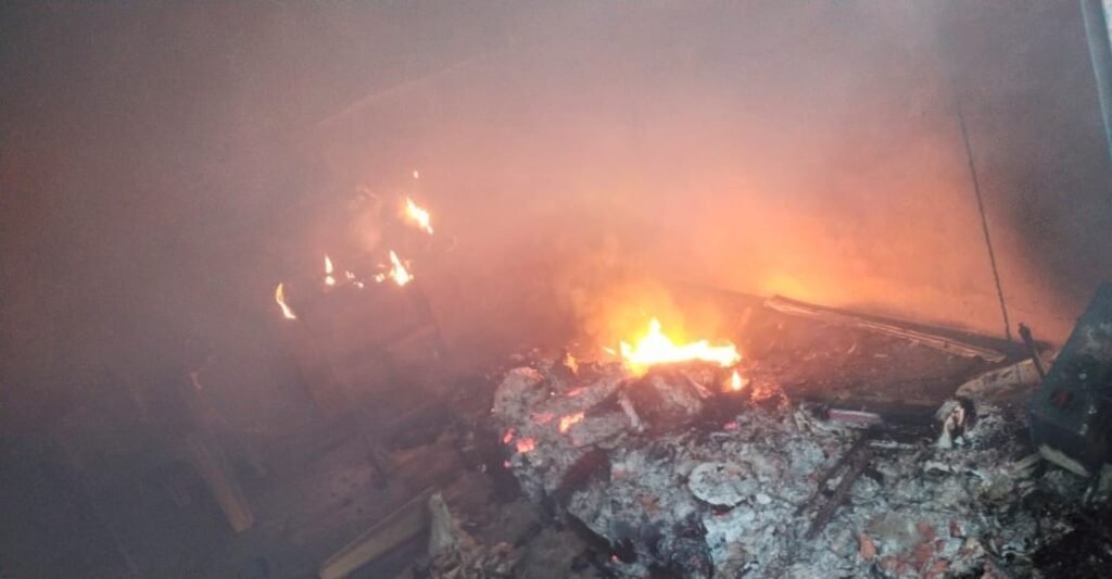 प्रज्ञा केंद्र में भिषण आग लगने से जरूरी कागजात दो लाख रुपए नगद सहित अन्य समान जलकर हुई खाक। प्रज्ञा केंद्र में भिषण आग लगने से जरूरी कागजात दो लाख रुपए नगद सहित अन्य समान जलकर हुई खाक।