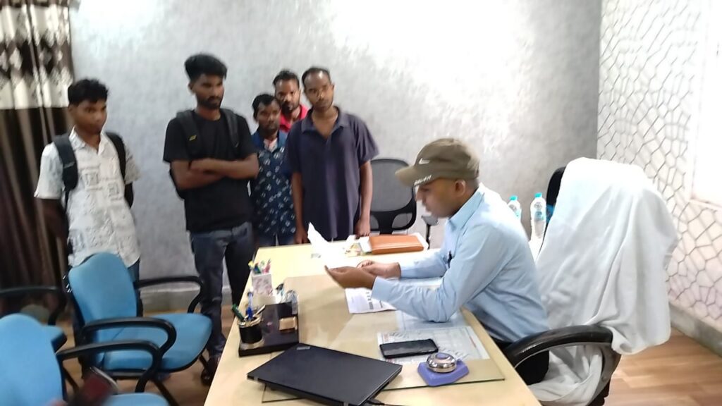 डीलर के खिलाफ कार्डधारी पहुंचे घाघरा बीडीओ के पास डीलर की मनमानी करने का लगाया आरोप।