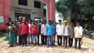 डीलर के खिलाफ कार्डधारी पहुंचे घाघरा बीडीओ के पास डीलर की मनमानी करने का लगाया आरोप।