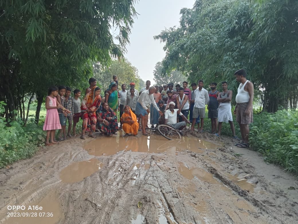 सड़क की स्तिथि जर्जर: ग्रामीण परेशान,आवागम में हो रही है दिक्कत सड़क की स्तिथि जर्जर: ग्रामीण परेशान,आवागम में हो रही है दिक्कत