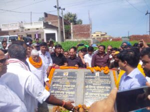 पलामू सांसद विष्णु दयाल राम ने 53 करोड रुपए की लागत से नावा बाजार एनएच 98 मुख्य पथ से मुसीखाप तक पीएमजीएसवाई सड़क निर्माण का नारियल फोड़ कर रखी आधारशिला।