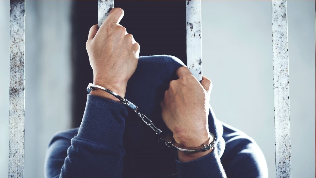 महिला ने कोयंबटूर पुलिस पर बेटे को अवैध हिरासत में रखने, प्रताड़ित करने का लगाया आरोप. महिला ने कोयंबटूर पुलिस पर बेटे को अवैध हिरासत में रखने, प्रताड़ित करने का लगाया आरोप.