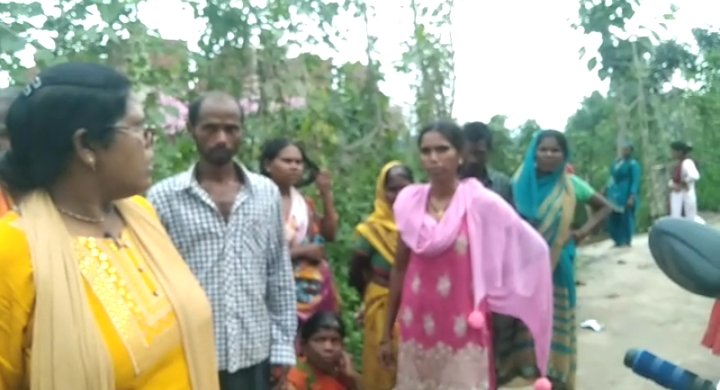 कम राशन मिलने पर ग्रामीणों ने मानवाधिकार प्रदेश अध्यक्ष से किया शिकायत। कम राशन मिलने पर ग्रामीणों ने मानवाधिकार प्रदेश अध्यक्ष से किया शिकायत।
