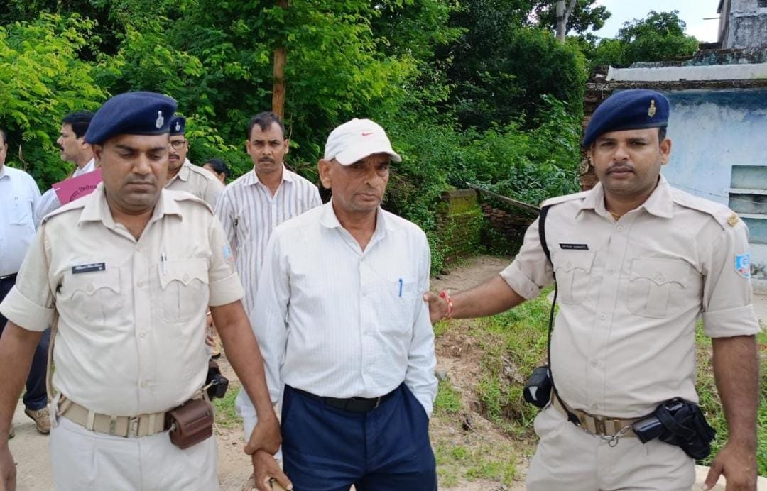 एनएच पर जमीन अधिग्रहण से संबंधित रिपोर्ट सौंपने के एवज़ में मांगे थे दस हज़ार. एनएच पर जमीन अधिग्रहण से संबंधित रिपोर्ट सौंपने के एवज़ में मांगे थे दस हज़ार.