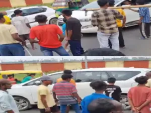 Ranchi: आपसी विवाद में हुई मारपीट को लेकर आक्रोशित ग्रामीणों ने एयरपोर्ट रोड किया जाम: आवागमन 20 मिनट ठप।