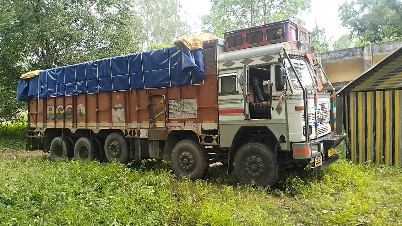 स्क्रैप लदे एलपी ट्रक को विस्थापित संघर्ष समिति के सदस्यों एवं स्थानीय युवको ने पकड़ा.