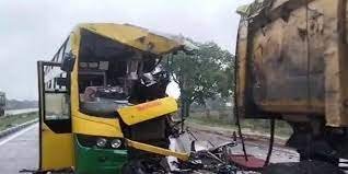 भोपाल में कार्यकर्ता महाकुंभ में शामिल होने जा रही बस ट्रक से टकराई, 39 घायल.
