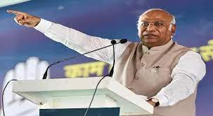 खड़गे ने बेरोजगारी पर भाजपा की आलोचना की, कहा – युवाओं को वर्षों से दिया जा रहा है धोखा. खड़गे ने बेरोजगारी पर भाजपा की आलोचना की, कहा – युवाओं को वर्षों से दिया जा रहा है धोखा.