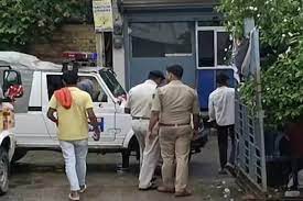 सूद के पैसों के लिए पार की हदें, महिला को नग्न कर पीटा; पिलाया पेशाब.