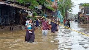गुजरात में भारी बारिश से उफान पर नर्मदा नदी, 12000 लोगों को सुरक्षित स्थान पर किया गया स्थानांतरित.