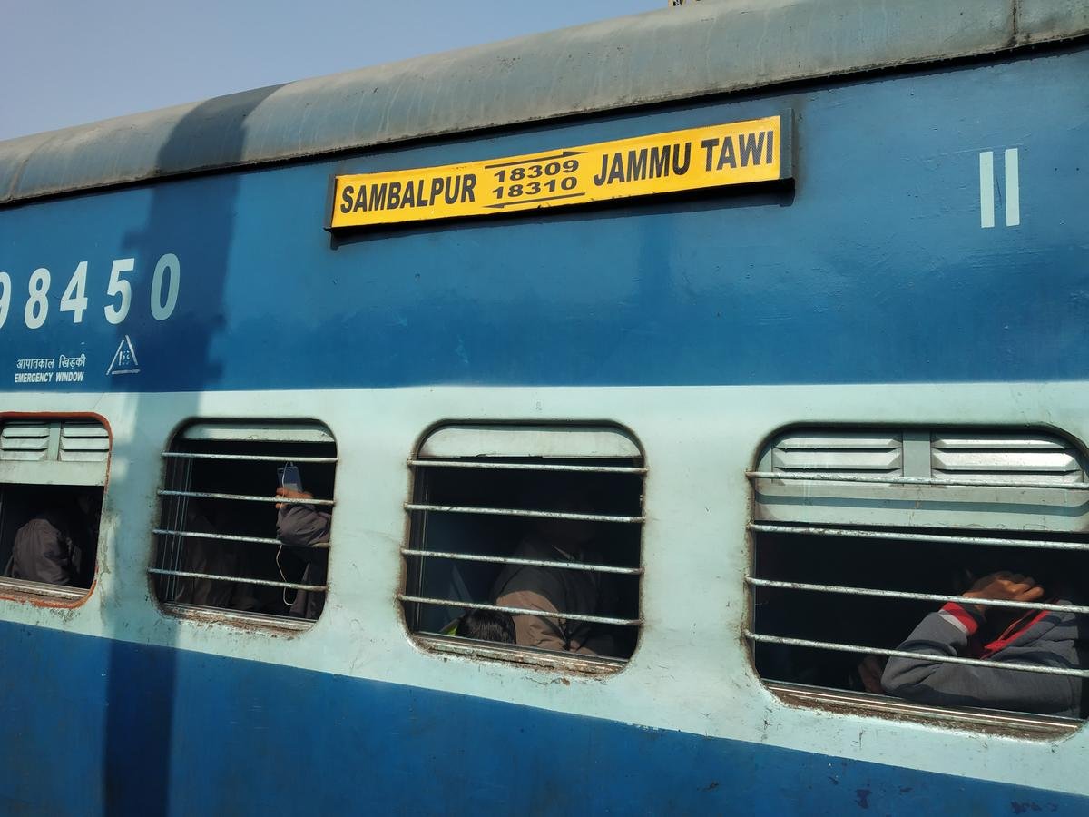 चलती ट्रेन के दरवाजे पर खड़ा यात्री ट्रेन से कोयल नदी में गिर गया: बाल बाल बचा यात्री। चलती ट्रेन के दरवाजे पर खड़ा यात्री ट्रेन से कोयल नदी में गिर गया: बाल बाल बचा यात्री।