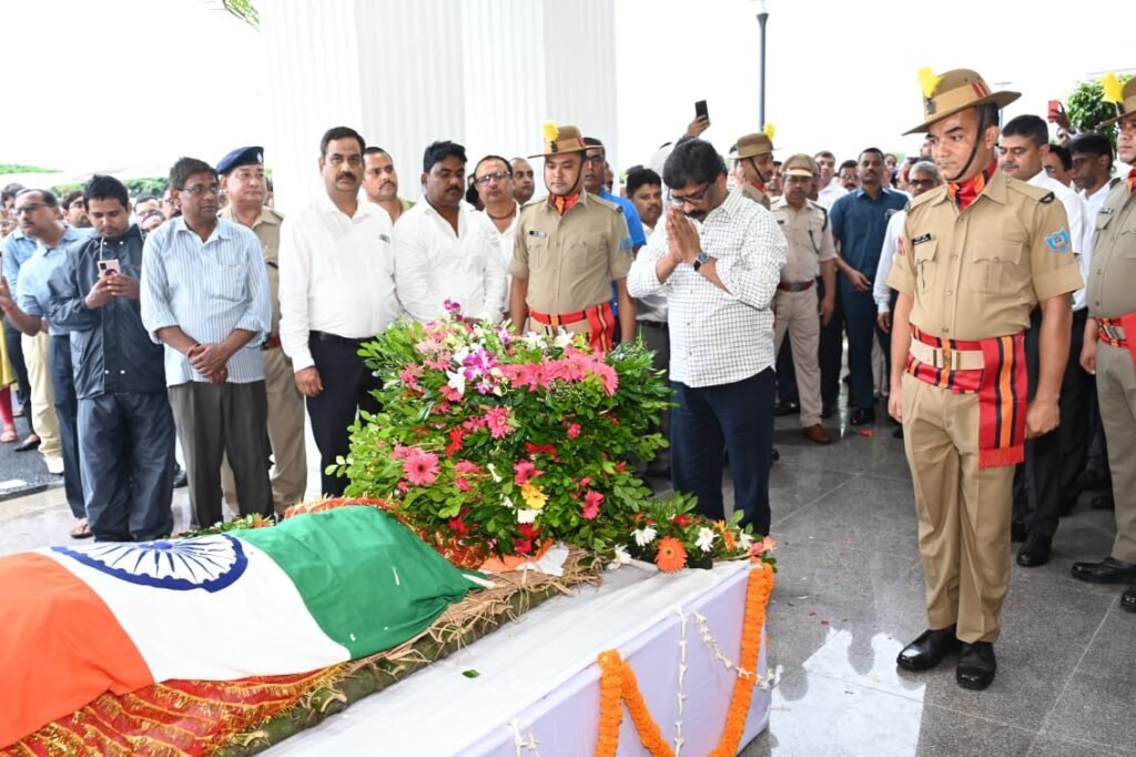 मुख्यमंत्री हेमन्त सोरेन ने झारखंड उच्च न्यायालय के दिवंगत न्यायाधीश श्री कैलाश प्रसाद देव को भावभीनी श्रद्धांजलि दी। मुख्यमंत्री हेमन्त सोरेन ने झारखंड उच्च न्यायालय के दिवंगत न्यायाधीश श्री कैलाश प्रसाद देव को भावभीनी श्रद्धांजलि दी।