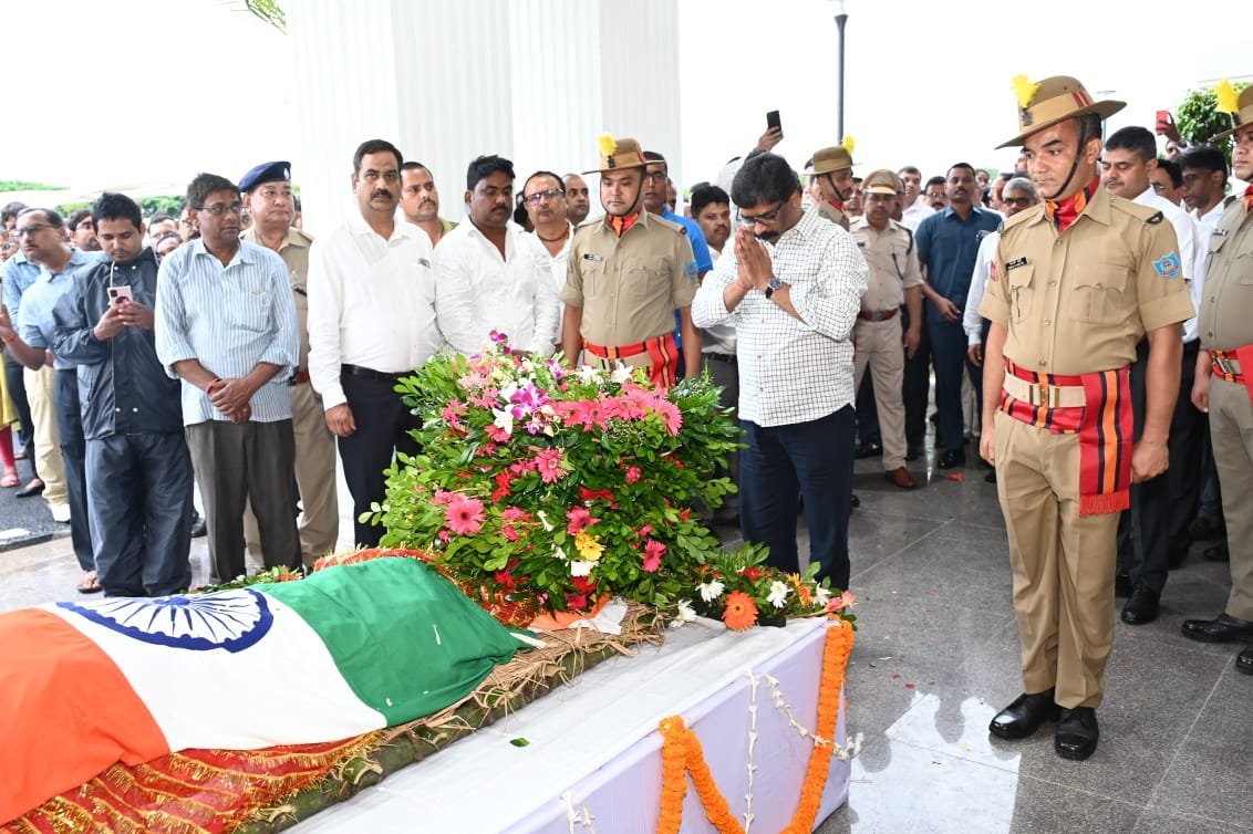 मुख्यमंत्री हेमन्त सोरेन ने झारखंड उच्च न्यायालय के दिवंगत न्यायाधीश श्री कैलाश प्रसाद देव को भावभीनी श्रद्धांजलि दी।