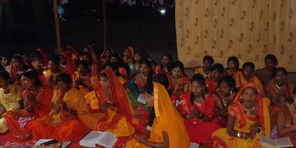 कढ़िमा में श्रीरामचरितमानस पाठ और प्रवचन में उमड़ रही भीड़। कढ़िमा में श्रीरामचरितमानस पाठ और प्रवचन में उमड़ रही भीड़।
