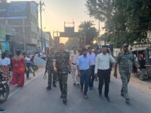 दुर्गापूजा को लेकर शहर में निकाला गया फ्लैग मार्च।