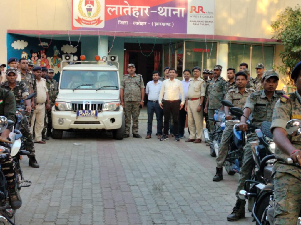 दुर्गापूजा को लेकर शहर में निकाला गया फ्लैग मार्च। दुर्गापूजा को लेकर शहर में निकाला गया फ्लैग मार्च।