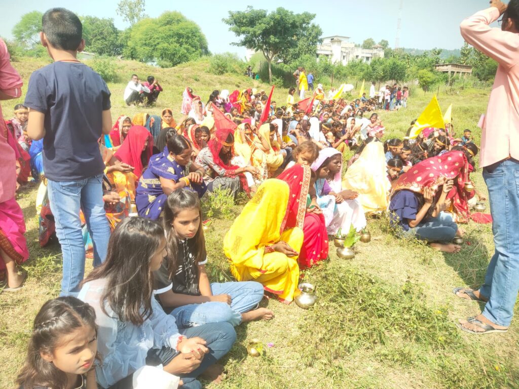 शारदिय नवरात्रि में ज्योति क्लब पोखर चौक द्वारा निकाली गई भव्य कलश यात्रा:सैकड़ों श्रद्धालु हुए शामिल। शारदिय नवरात्रि में ज्योति क्लब पोखर चौक द्वारा निकाली गई भव्य कलश यात्रा:सैकड़ों श्रद्धालु हुए शामिल।
