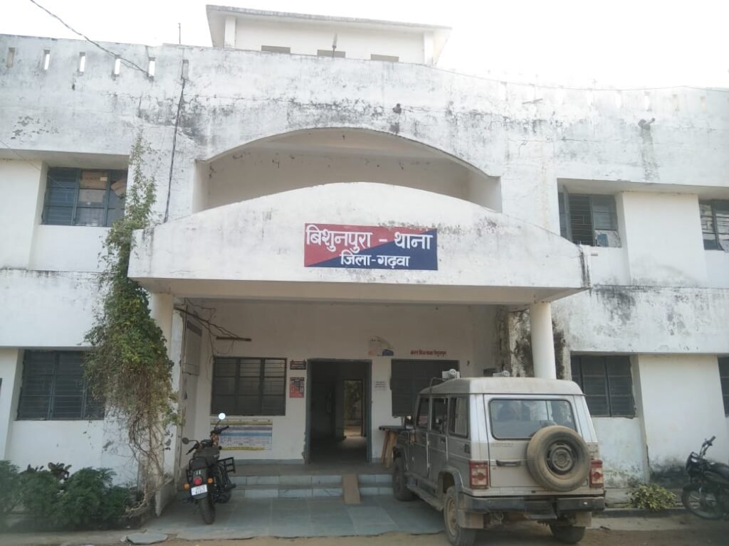 बिशुनपुरा:पुलिस ने अवैध महुआ शराब के विरुद्ध किया छापामारी,30 किलो जावा महुआ नष्ट।