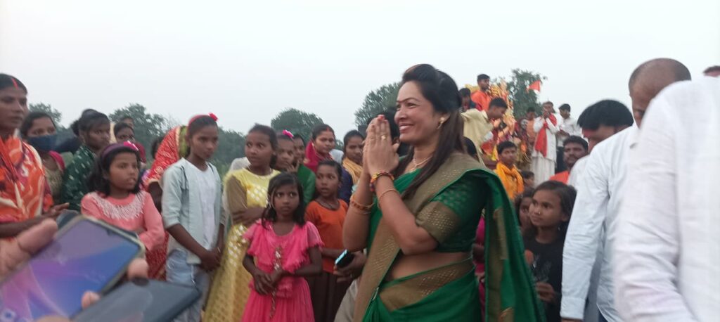 धुरकी: विभिन्न गांवों में शांतिपूर्ण तरीके से विसर्जित हुई जयकारे के शाथ मां दुर्गा को नम आंखों से दी गई विदाई. धुरकी: विभिन्न गांवों में शांतिपूर्ण तरीके से विसर्जित हुई जयकारे के शाथ मां दुर्गा को नम आंखों से दी गई विदाई.