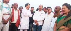 धुरकी: विभिन्न गांवों में शांतिपूर्ण तरीके से विसर्जित हुई जयकारे के शाथ मां दुर्गा को नम आंखों से दी गई विदाई.