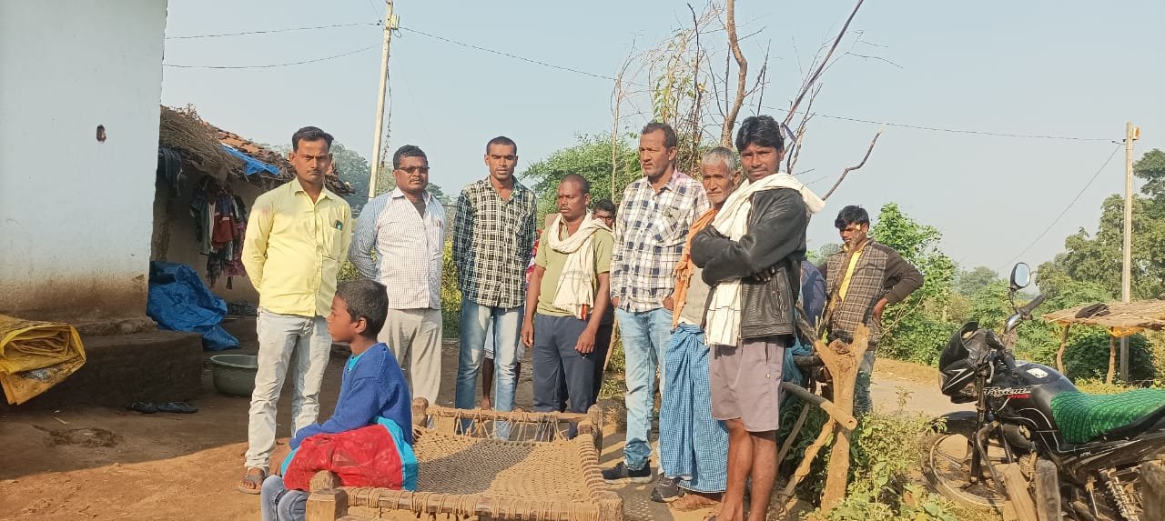 भुमफोर गांव में 40 वर्षीय महिला की मौत सुन कर मुखिया एवं उप मुखिया ने परिजनों की बीच पहुंच कर बंधाया ढांढ़स।