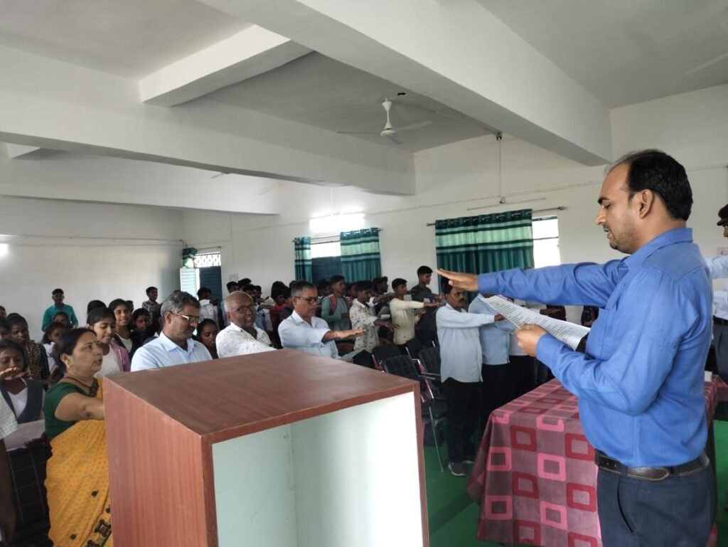 बनवारी साहू महाविद्यालय के परिसर में नागरिक सत्य निष्ठा प्रतिज्ञा की दिलाई गई शपथ। बनवारी साहू महाविद्यालय के परिसर में नागरिक सत्य निष्ठा प्रतिज्ञा की दिलाई गई शपथ।