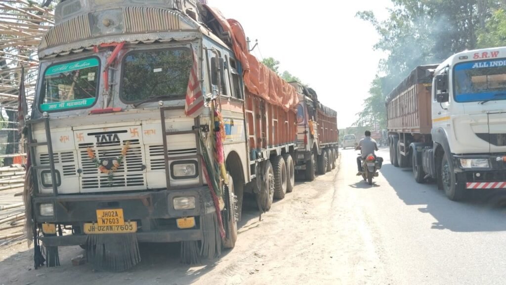 वन विभाग ने फेल चालान के साथ कोयला लदे चार ट्रक को पकड़ा।