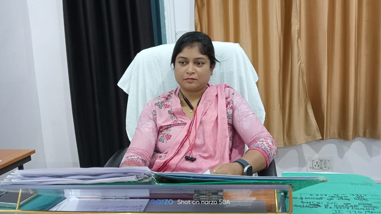 खाधान्न वितरण गड़बड़ी में डीलर पर होगी कड़ी कार्रवाईःरशमी लकड़ा. खाधान्न वितरण गड़बड़ी में डीलर पर होगी कड़ी कार्रवाईःरशमी लकड़ा.