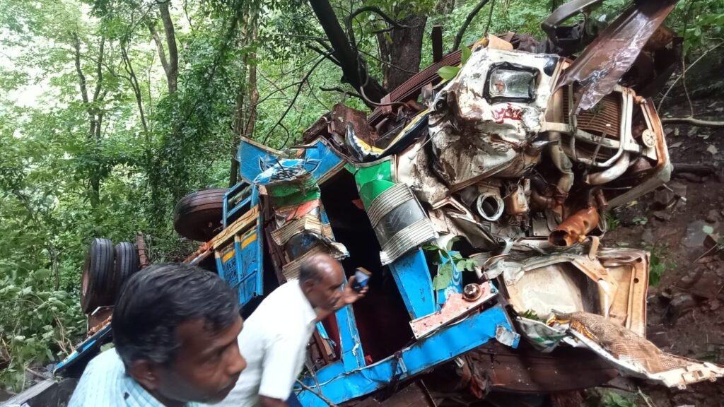 दर्दनाक सड़क हादसा: मौके पर दो की मौत, छ गंभीर रूप से घायल
