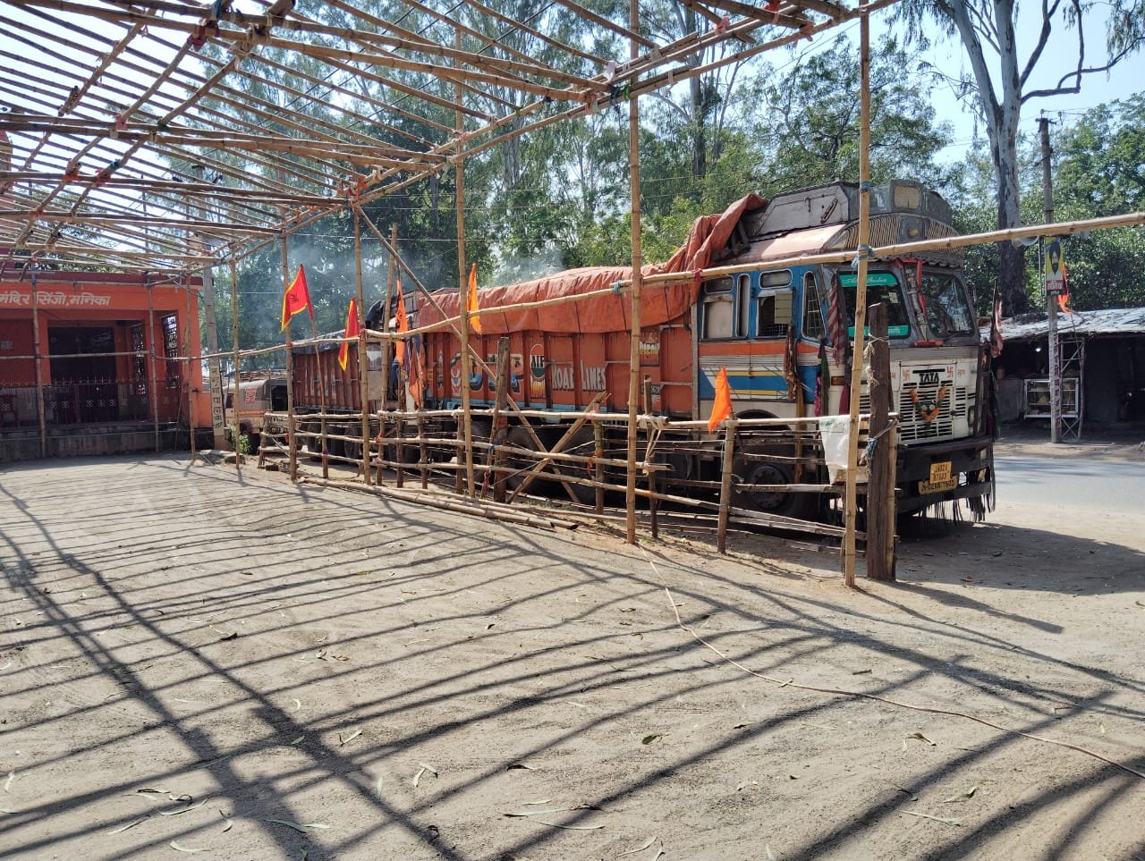 वन विभाग ने फेल चालान के साथ कोयला लदे चार ट्रक को पकड़ा।