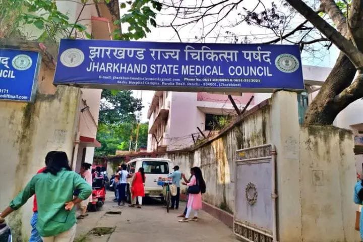 राँची : अवैध तरीके से प्रैक्टिस कर रहे चार हजार डॉक्टरों को भेजा जायेगा नोटिस. राँची : अवैध तरीके से प्रैक्टिस कर रहे चार हजार डॉक्टरों को भेजा जायेगा नोटिस.