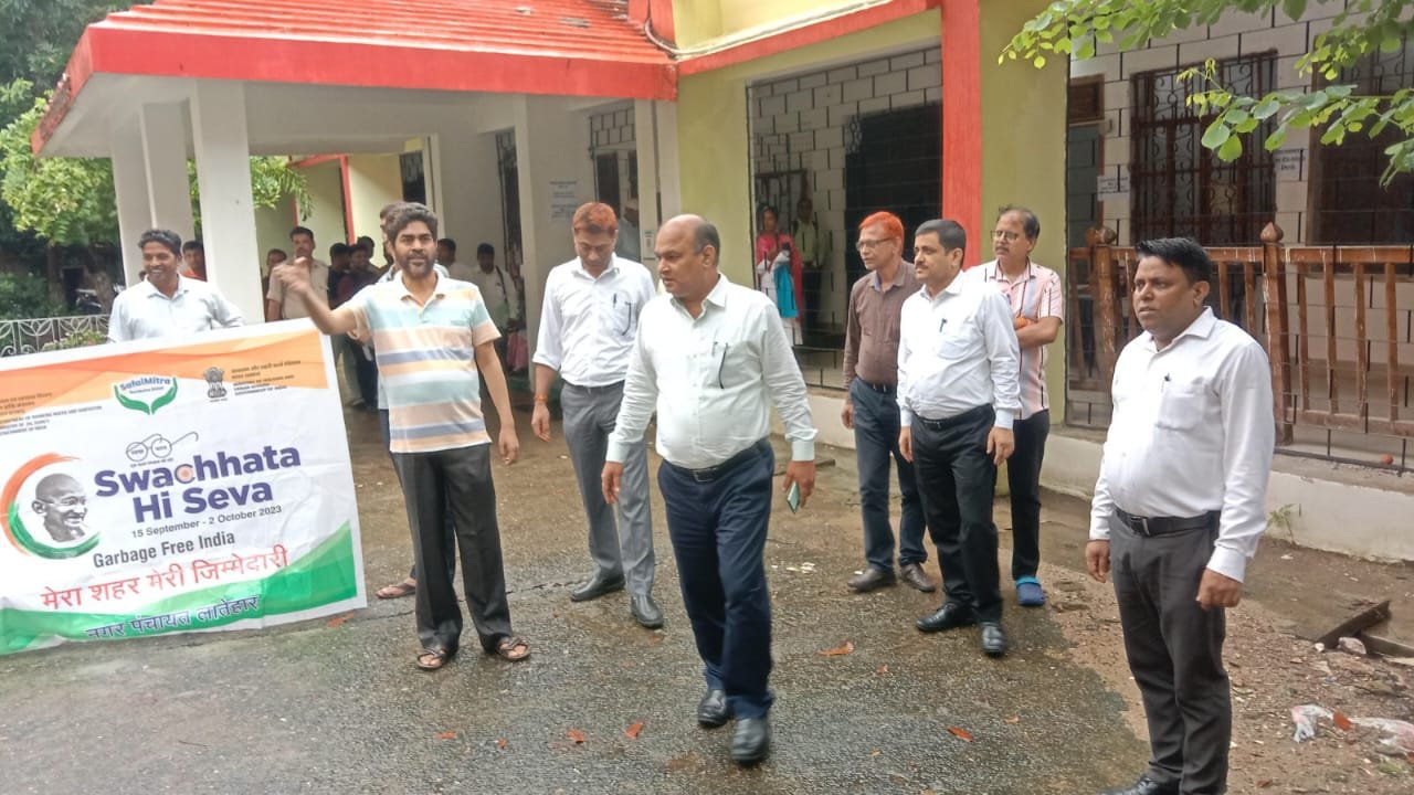 स्वच्छता हीं सेवा अभियान के अवसर पर जिला विधिक सेवा प्राधिकार के द्वारा व्यवहार न्यायालय के परिसर में चलाया गया साफ-सफाई अभियान.