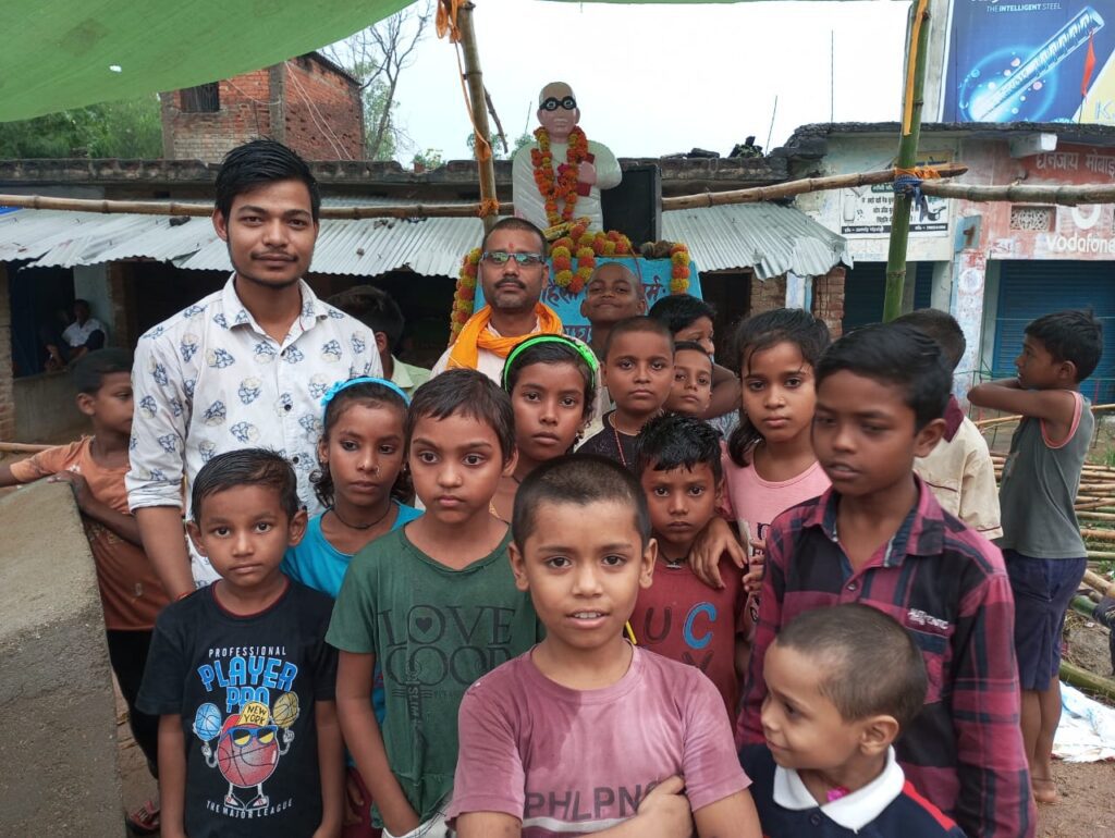 बिशुनपुरा: महात्मा गांधी की जयंती समारोह के शुभ अवसर पर,थाना प्रभारी ने सेल्यूट कर किया मल्यार्पण, बिशुनपुरा: महात्मा गांधी की जयंती समारोह के शुभ अवसर पर,थाना प्रभारी ने सेल्यूट कर किया मल्यार्पण,