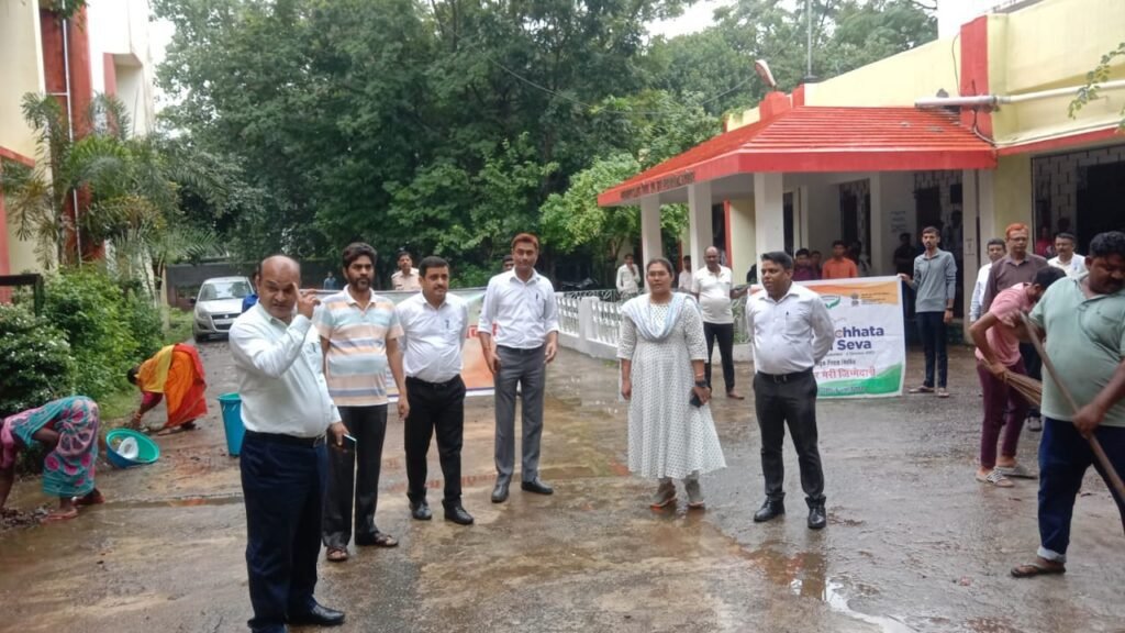 स्वच्छता हीं सेवा अभियान के अवसर पर जिला विधिक सेवा प्राधिकार के द्वारा व्यवहार न्यायालय के परिसर में चलाया गया साफ-सफाई अभियान.