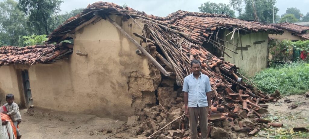 लगातार हो रही मूसलाधार बारिश से जनजीवन अस्त-ब्यस्त,कच्चे मकान गिरने का शिलशिला जारी. लगातार हो रही मूसलाधार बारिश से जनजीवन अस्त-ब्यस्त,कच्चे मकान गिरने का शिलशिला जारी.