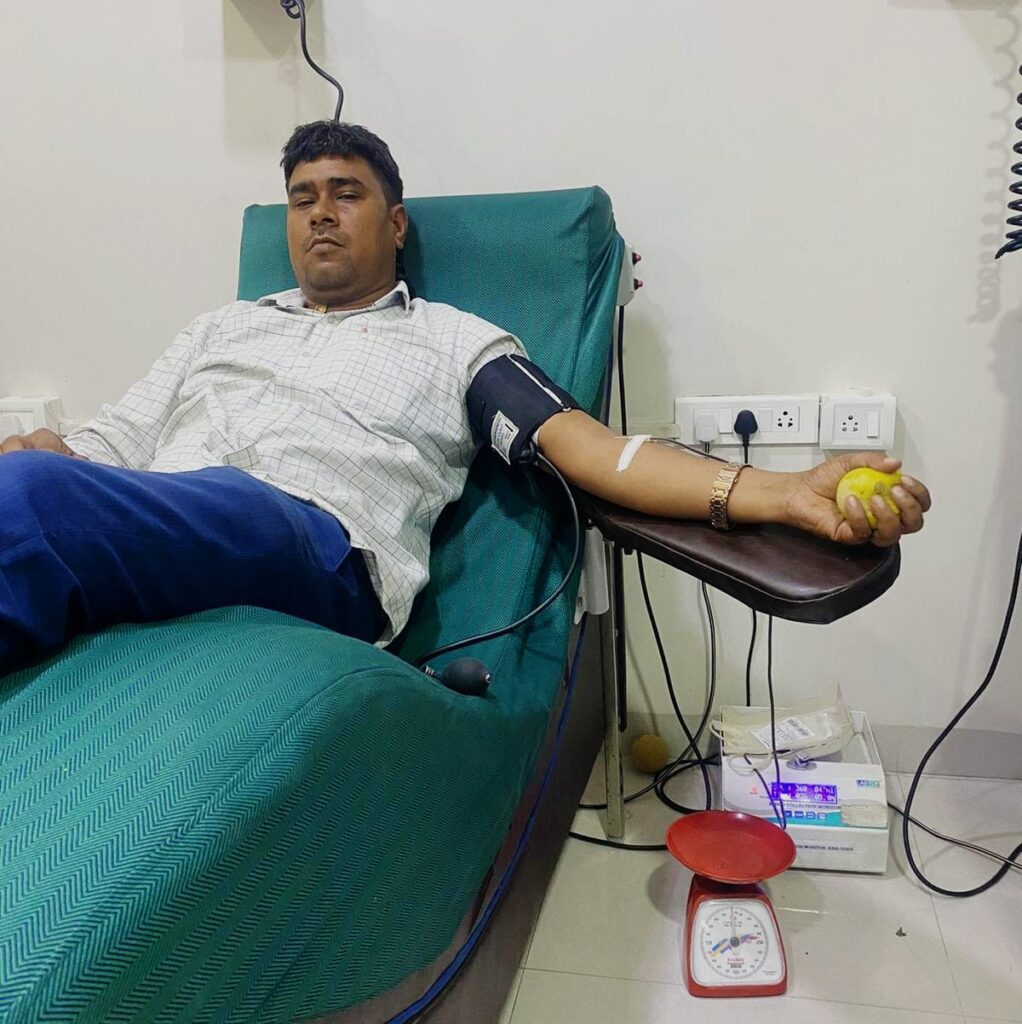 सफल हो रहा है,धीरज का रक्तदान जागरूकता अभियान सूरज पांडेय ने किया रक्तदान-