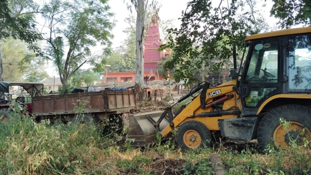 वन विभाग ने अवैध पत्थर का उत्खनन करते हुए जेसीबी और ट्रैक्टर को किया जप्त.