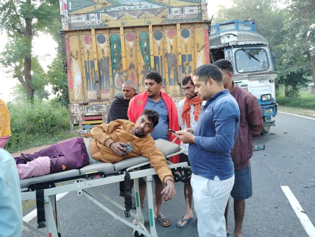 मनिका: नदबेलवा मोड़ बना दुर्घटनाओं का केन्द्र:दो ट्रकों की आमने-सामने की टक्कर में ट्रक चालकों की स्थिति गंभीर