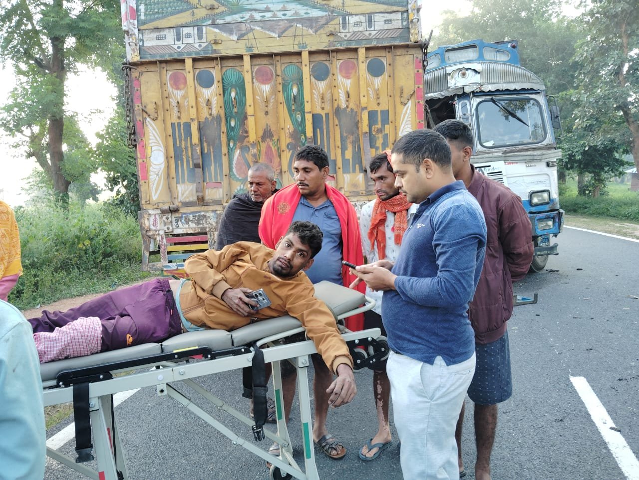 मनिका: नदबेलवा मोड़ बना दुर्घटनाओं का केन्द्र:दो ट्रकों की आमने-सामने की टक्कर में ट्रक चालकों की स्थिति गंभीर मनिका: नदबेलवा मोड़ बना दुर्घटनाओं का केन्द्र:दो ट्रकों की आमने-सामने की टक्कर में ट्रक चालकों की स्थिति गंभीर
