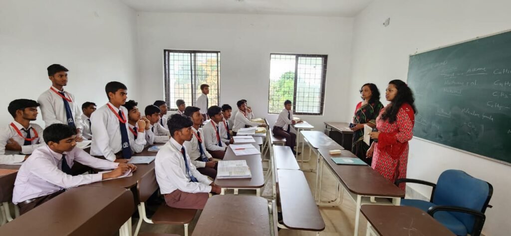 झारखंड राज्य बाल अधिकार संरक्षण आयोग की रूचि कुजूर और आभा वीरेंद्र आकिंचन ने किया नेतरहाट आवासीय विद्यालय का निरीक्षण।