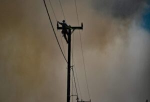 बिजली के खम्भे पर चढ़कर तार जोड़ रहा मिस्त्री करंट लगने से घायल।