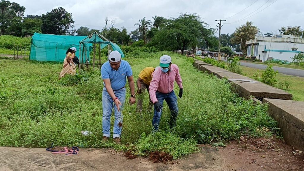 कचरा मुक्त भारत अभियान के तहत दुमका के परिसर में किया गया श्रमदान एवं स्वच्छता गतिविधियों का आयोजन।