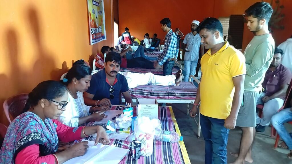 दुर्गा पूजा समिति चांदनी चौक के सदस्यों के द्वारा 39 यूनिट रक्तदान किया। दुर्गा पूजा समिति चांदनी चौक के सदस्यों के द्वारा 39 यूनिट रक्तदान किया।