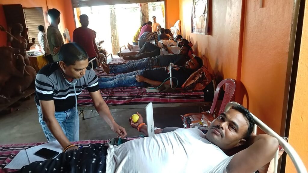दुर्गा पूजा समिति चांदनी चौक के सदस्यों के द्वारा 39 यूनिट रक्तदान किया। दुर्गा पूजा समिति चांदनी चौक के सदस्यों के द्वारा 39 यूनिट रक्तदान किया।